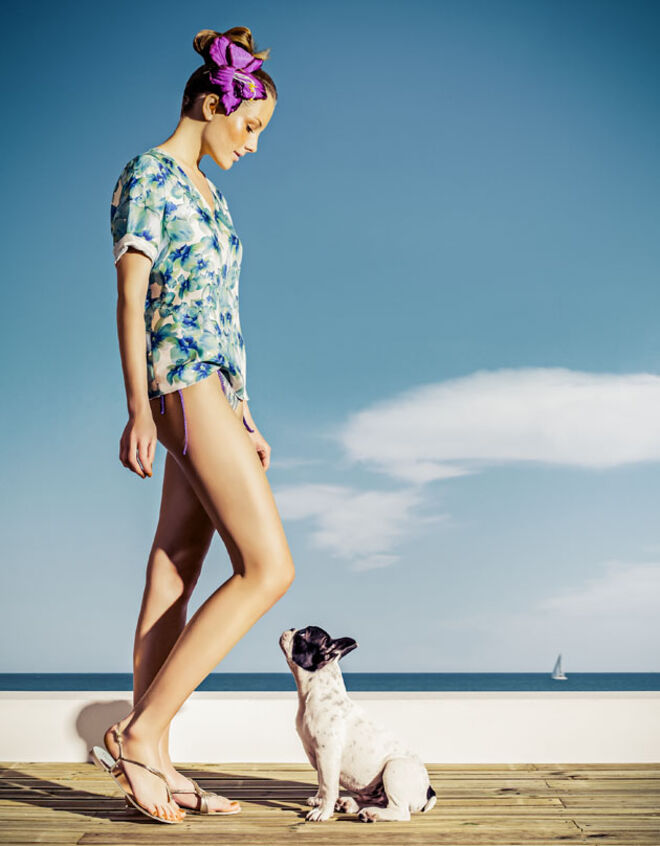 Gancho flor em seda, ?30, Malene Birger. Biquini em seda, viscose e poli?ster, ?220, Missoni, no Espace Canelle. Sand?lias em pele metalizada, cetim e cristais, ?420, Giuseppe Zanotti, na Rosebud