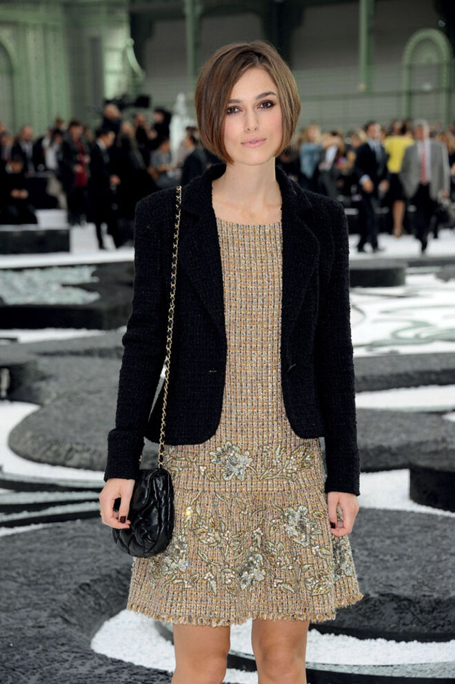 A carteira a tiracolo para um efeito de downgrade do look. O vestido Chanel, em tweed bordado