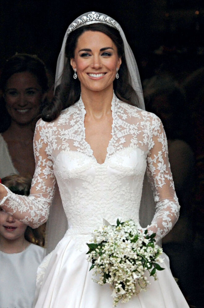 Com o seu vestido de noiva Sarah Burton para a casa Alexander McQueen