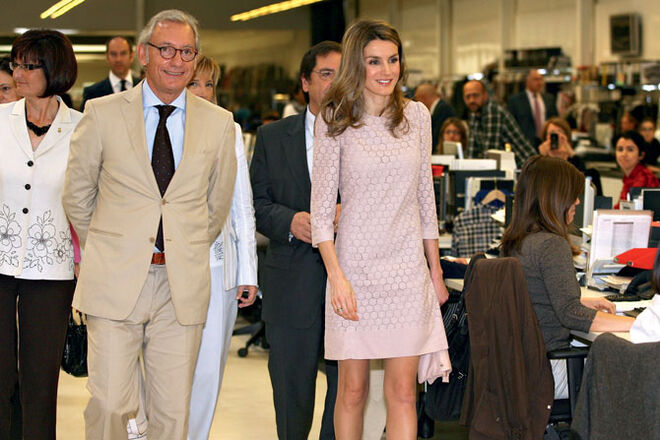 De visita ao El Hangar, o centro de design da Mango, com um vestido da marca