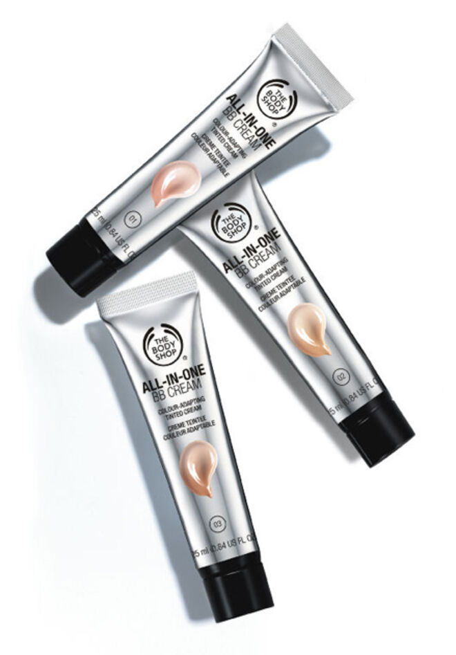 Com uma f?rmula leve que hidrata 24 horas e ?leo de Marula comprado ? Edafano Women?s Cooperative do Com?rcio Justo com as Comunidades.