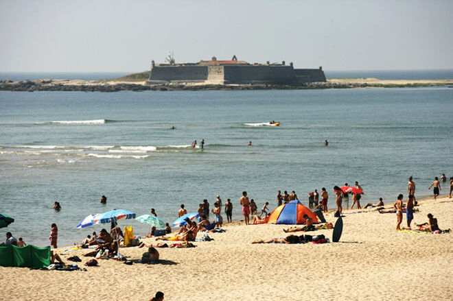 Vista da praia para o Forte de ?nsua, constru?do no s?culo XV para servir de convento.