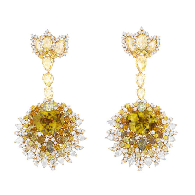 Brincos Dentelle M?daillon Soleil, em ouro amarelo, diamantes amarelos, verdes, castanhos e sphenes. Cole??o Dear Dior.