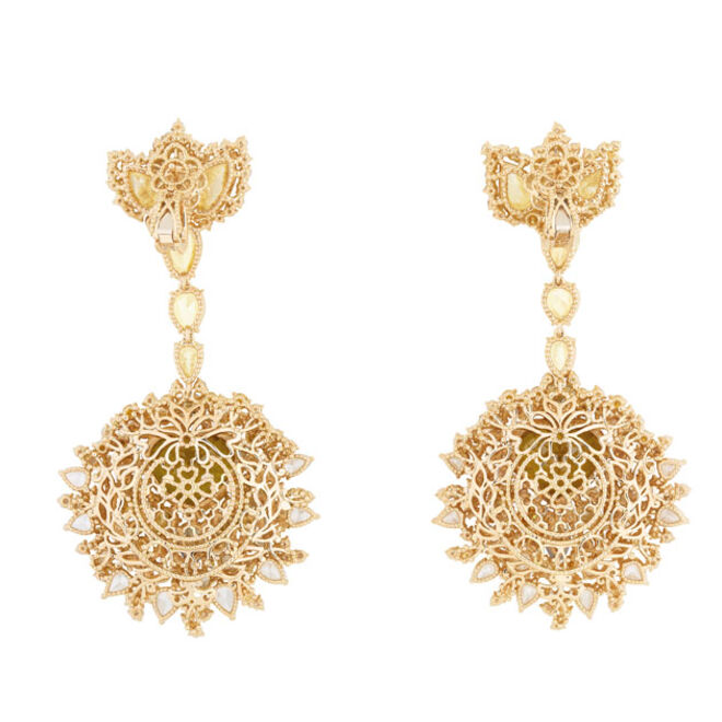 Brincos Dentelle M?daillon Soleil vistos de tr?s. Cole??o Dear Dior.