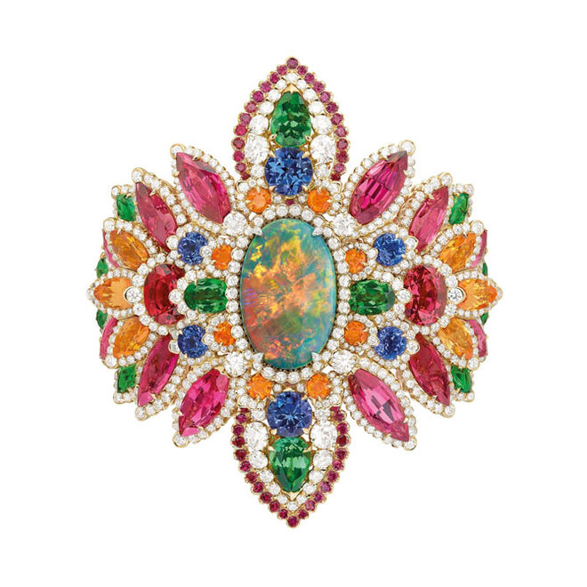 Pulseira Dentelle Opale D?orient, em platina, ouro amarelo, diamantes, opal preta australiana, garnets, rubis, spinels e tanzanites. Cole??o Dear Dior.