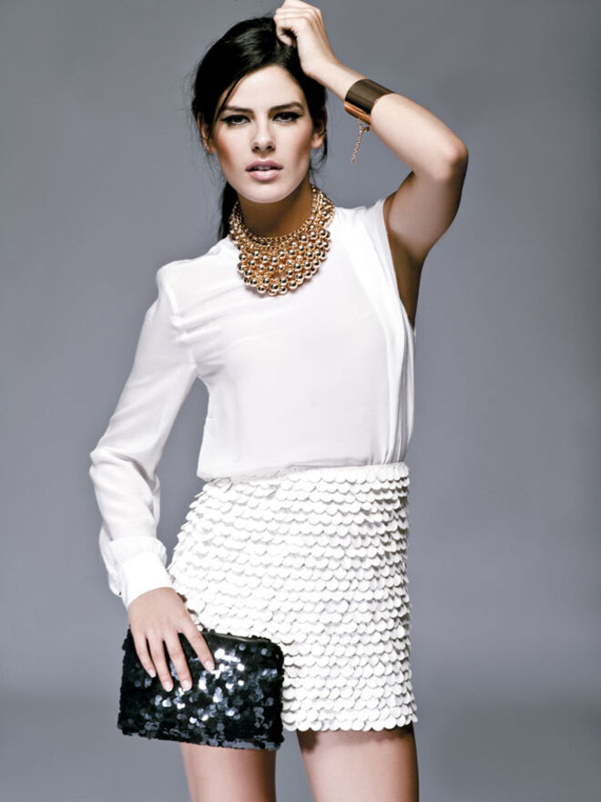 Blusa assim?trica, Zara, ? 39,99. Saia lantejoulas, Zara, ? 39,95. Clutch lantejoulas, ? 19,95. Colar, H&amp;M, ? 9,95. Pulseira, H&amp;M, ? 5,95.