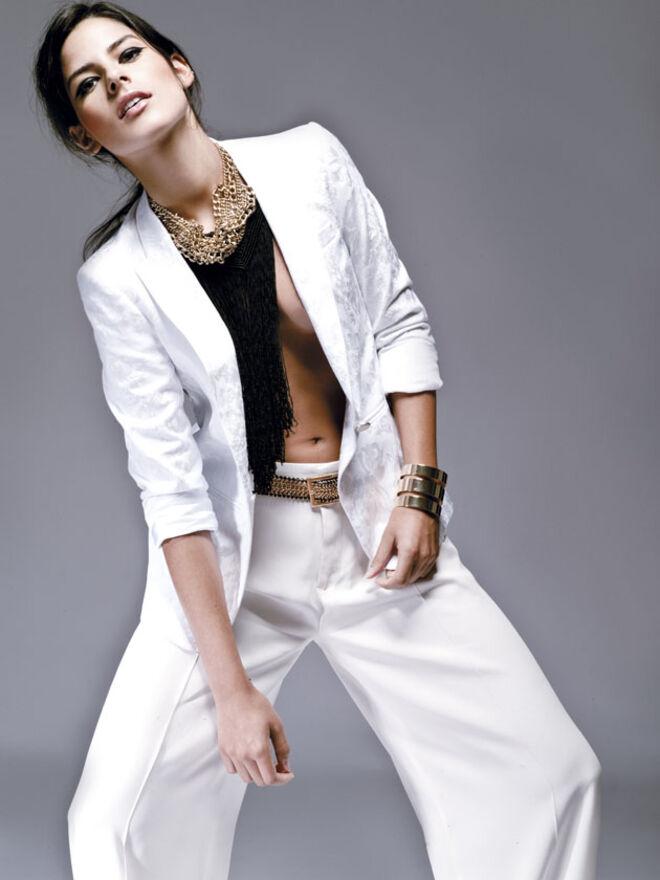 Blazer jacquard, Massimo Dutti, ? 130. Cal?as largas com pin?as, Zara, ? 39,95. Colar babete com franjas, Zara, ? 12,95. Colar met?lico, H&amp;M, ? 12,95. Pulseira, H&amp;M, ? 4,95. Cinto, da produ??o.