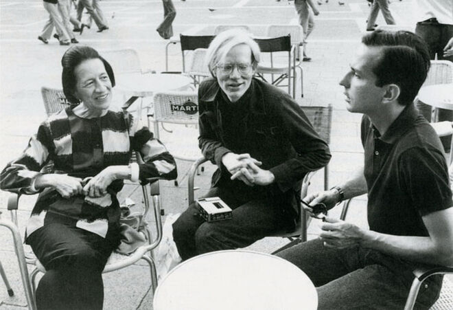 Diana Vreeland, Andy Warhol e Fred Hughes na Praça de S. Marcos, em Veneza, 1973