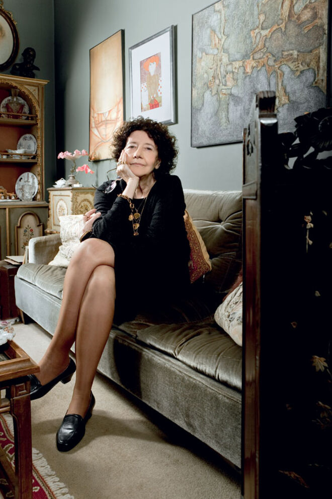 A autora fotografada em sua casa