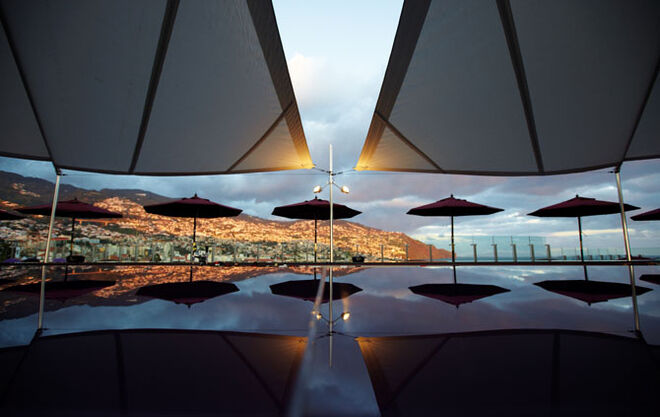 Terra?o tem uma piscina exterior aquecida