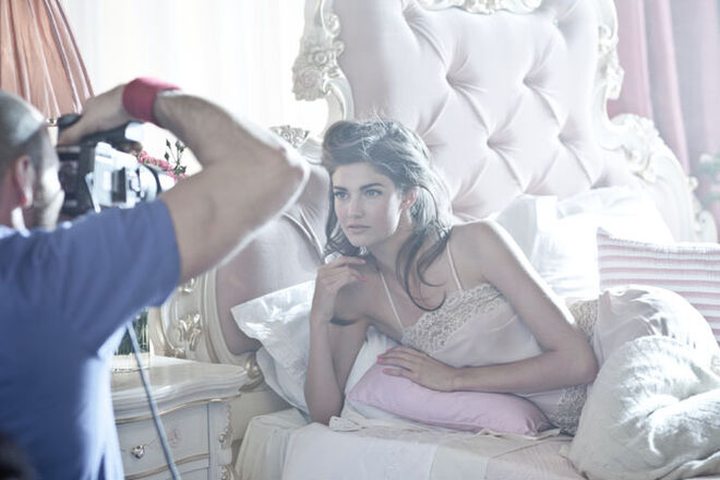 A modelo Kendra Spears a ser fotografada para a campanha publicit?ria de Moschino Pink Bouquet, realizada por Giampaolo Sura.