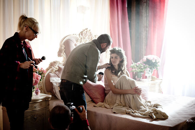 Retoque ao cabelo da modelo durante as filmagens.