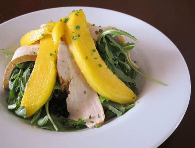 Salada frango: caril vermelho, manga e verdes