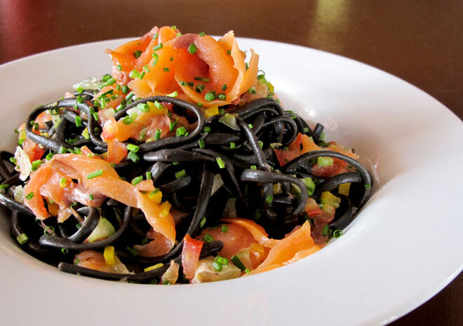 Salada de salm?o fumado: com linguini nero e toranja
