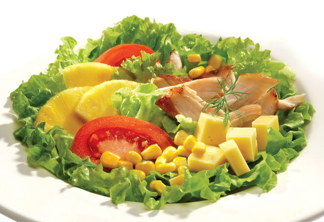 Salada de frango e anan?s: Abacaxi, Frango, Milho, Queijo em cubos e tomate