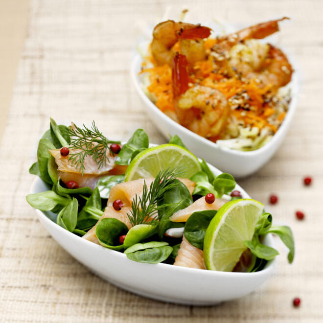 Salada de alface-de-cordeiro (can?nigos) com salm?o fumado