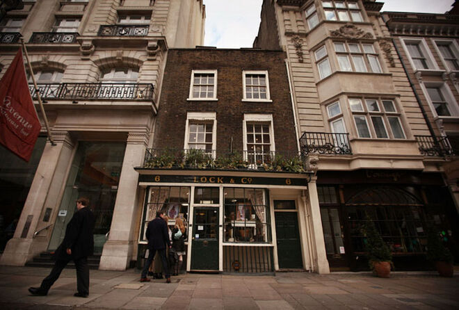 Frente da loja. Um doos edif?cios mais antigos da rua.