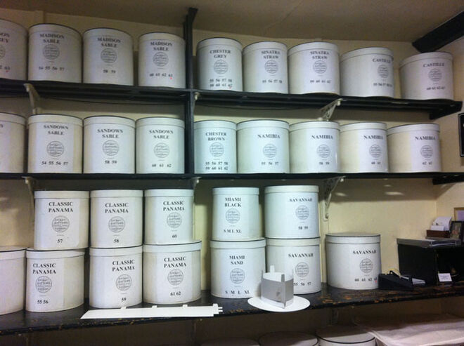 As v?rias caixas que embalam os famosos chap?us