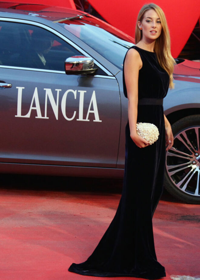 A jovem atriz portuguesa usou um vestido longo em veludo azul escuro.  (Foto: Image.net/Lancia) 