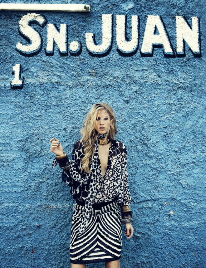 Colar em metal dourado, Isabelle Michelle. No bra?o esquerdo: pulseira em metal dourado e pulseira em metal e strass, Lanvin; pulseira em madeira, C?sar?e; colar em metal usado como pulseira, Lanvin. No bra?o direito: pulseiras em metal dourado e pulseira em metal e strass, Lanvin; pulseira em madeira e pulseira em metal envelhecido, C?sar?e.