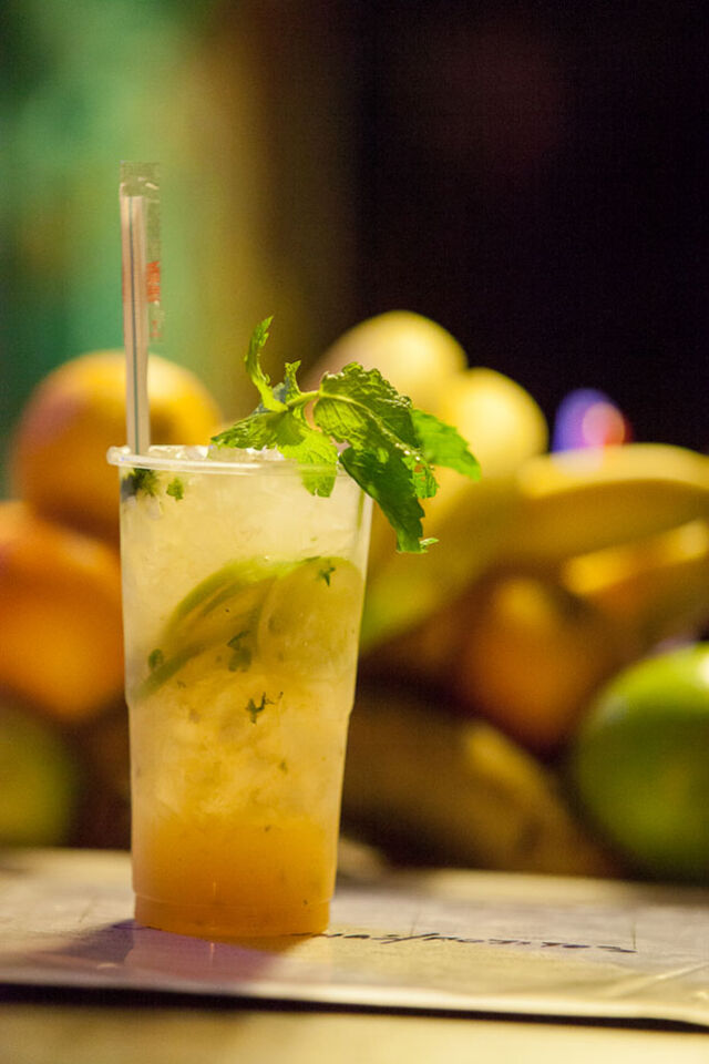 Para matar a sede há diversas bebidas à disposição, desde caipirinhas a sumos naturais