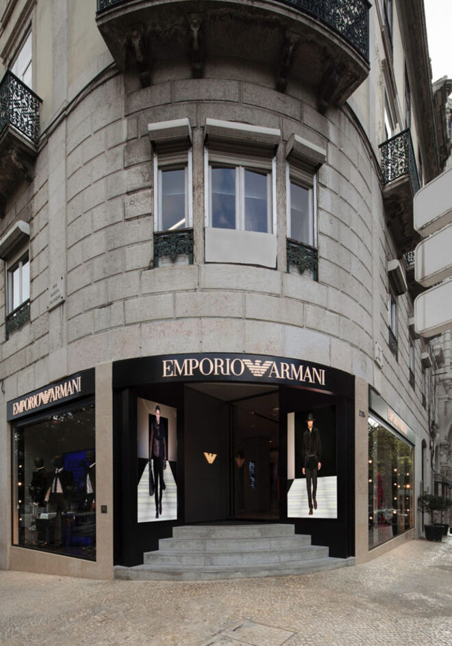 Fachada da nova loja Emporio Armani, em Lisboa.