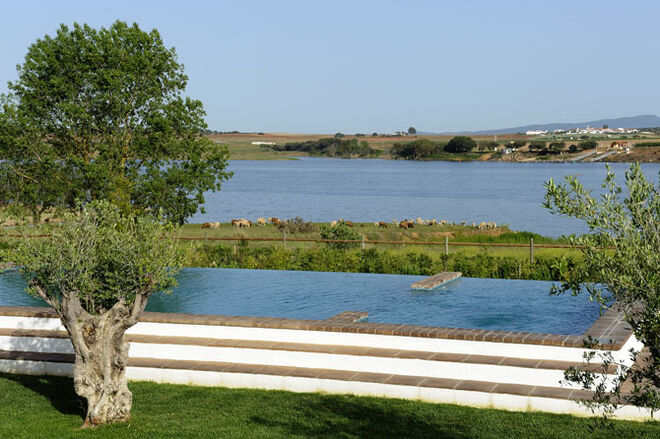 Piscina com uma vista deslumbrante sobre o rio Guadiana