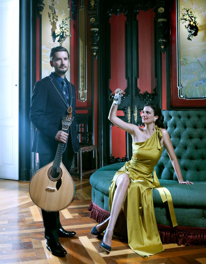 Marta: Vestido comprido em seda Gucci, sapatos em pele revestidos a purpurinas Jimmy Choo. Brincos em ouro branco e brilhantes H. Stern e anel em ouro branco e quartzo fumado David Rosas.