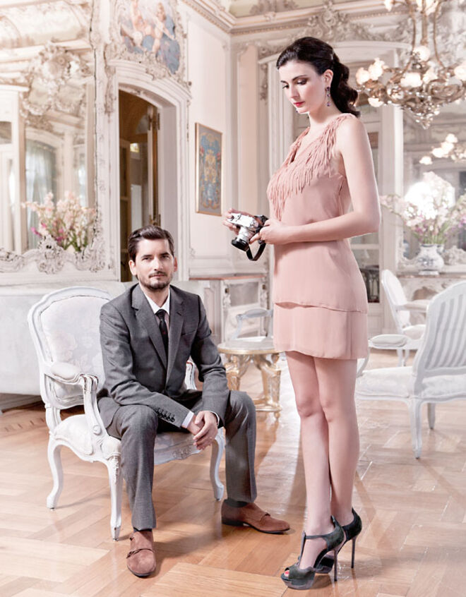 Marta: Vestido em seda Hoss Intropia, sandálias em camurça Sergio Rossi. Brincos e anel em ouro, brilhantes e quartzo fumado, ambos David Rosas.