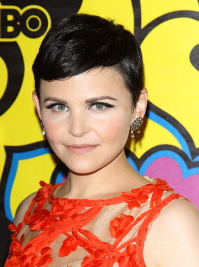 O rosto redondo da atriz fica favorecido com sobrancelhas arqueadas.