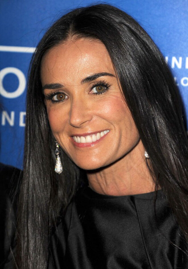 O rosto quadrado da actriz pede por umas sobrancelhas igualmente fortes.