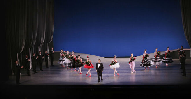 Valentino em palco com os bailarinos que usaram os seus figurinos. (Foto: Paul Kolnik)