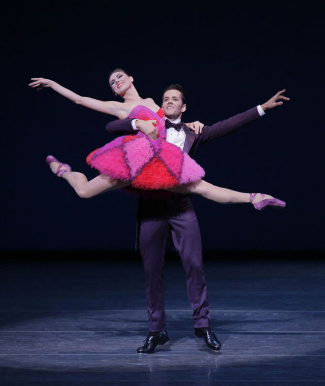 Uma cena do bailado, onde sobressai o figurino Valentino. (Foto: Paul Kolnik)