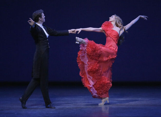 Uma cena do bailado com o famoso vestido vermelho Valentino. (Foto: Paul Kolnik)