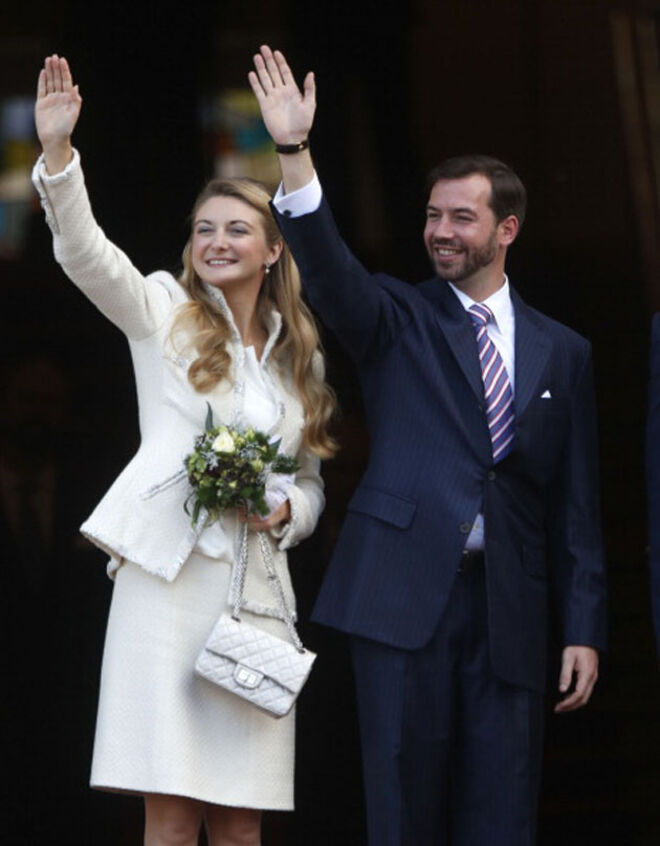 Os noivos à saída do seu casamento civil. A noiva usou um tailleur Chanel.