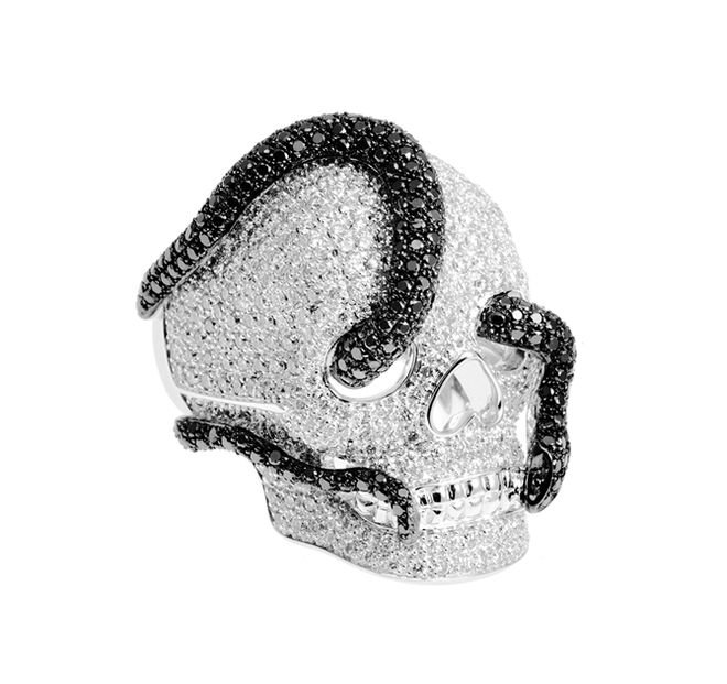 Anel Skull and Snake em ouro branco, diamantes pretos e brancos, Theo Fennell.