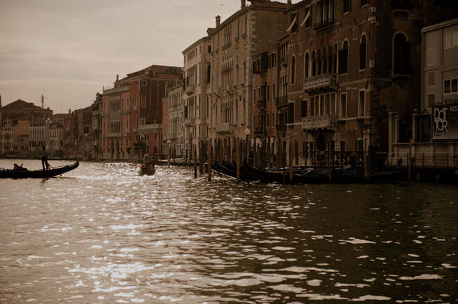 A cidade de Veneza é conhecida sobretudo pelos seus canais.