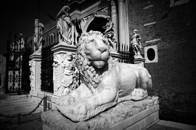 O Leão protetor, figura simbólica do poder, da coragem e da liberdade é o emblema da cidade de Veneza e era também o signo de Gabrielle Chanel.