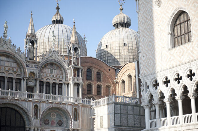 A Catedral de São Marcos, em Veneza, chama a atenção pela sua imponência e exotismo.