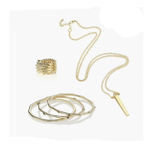 Anel, pulseira e colar da coleção disponível em Stylistpick 