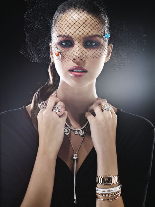 Pregadeira em ouro branco, coral e diamantes, ? 4680. Pregadeira em ouro branco, turquesa e diamantes, ? 3744. Riviera em ouro branco e diamantes, ? 31 476. Tudo David Rosas. Colares Magic Gardens em ouro branco com diamantes, ? 4700 e ? 3250. Co0lar Sky em ouro branco com pavé diamantes, ? 14 000. Tudo Piaget, na Anselmo 1910. Colar Magic Gardens em ouro branco com diamantes, ? 10 570, Piaget. Relógio Twenty-4 em ouro rosa com diamantes, ? 32 830, Patek Philippe, no David Rosas. Escrava em ouro branco com diamantes brancos e amarelos, ? 35 745, David Rosas. Pulseira Bois de Rose em ouro rosa, ? 2600. Pulseira My Dior em ouro amarelo, ? 6900. Tudo Dior. Anel Gourmande em ouro branco e quartzo rosa, ? 6700, Dior, no Machado Joalheiro. Anel Magic Gardens em ouro branco com diamantes, ? 9838, Piaget. Anel My Dior em ouro amarelo com diamantes, ? 5300, Dior. Anel Attrappe-moi XL em ouro branco, diamantes e ametista, ? 18 790, Chaumet.