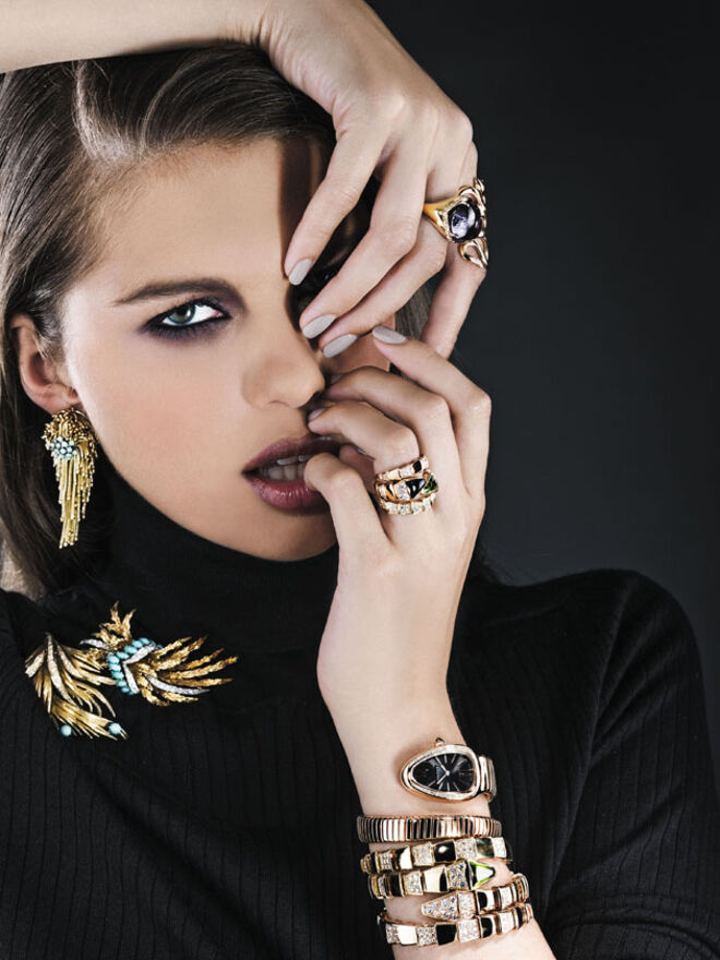 Brincos em ouro amarelo e turquesas. Pregadeiras em ouro amarelo, diamantes e turquesas. Tudo Isabel Lopes da Silva (preços sob consulta). Escrava Bend em ouro amarelo, ? 2270, Antonio Bernardo, na Elements. Coleção Serpenti da Bulgari: pulseiras em ouro amarelo, peridoto e pavé diamantes, ? 24 000, e em ouro rosa e pavé diamantes, ? 25 000. Relógio em ouro rosa e diamantes, ? 21 900. Anel em ouro rosa, ónix e pavé diamantes, ? 5400, e anel em ouro amarelo, peridoto e pavé diamantes, ? 9000. Anel Sassi em ouro amarelo, ametista e diamantes, ? 6500, Bulgari. Anel em ouro amarelo, ? 3970, Repossi, na Fashion Clinic.