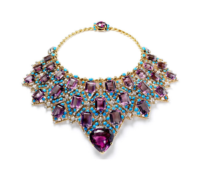 Colar Bib, encomenda especial em 1947, foi vendido ao Duque de Windsor que forneceu todas as pedras , à excepção das turquesas.  Colar em ouro, platina, diamantes, uma ametista em forma de coração, 27 ametistas, uma ametista oval e turquesas em corte cabochon. Foto: Nick Welsh, Cartier Collection.