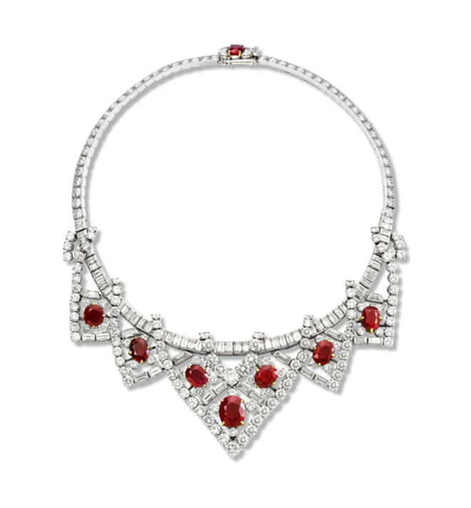 Colar de 1951, alterado em 1953, em platina, ouro, diamantes e rubis. Pode ser usado como ornamento de cabeça. Foto: Marian Gérard, Cartier Collection.