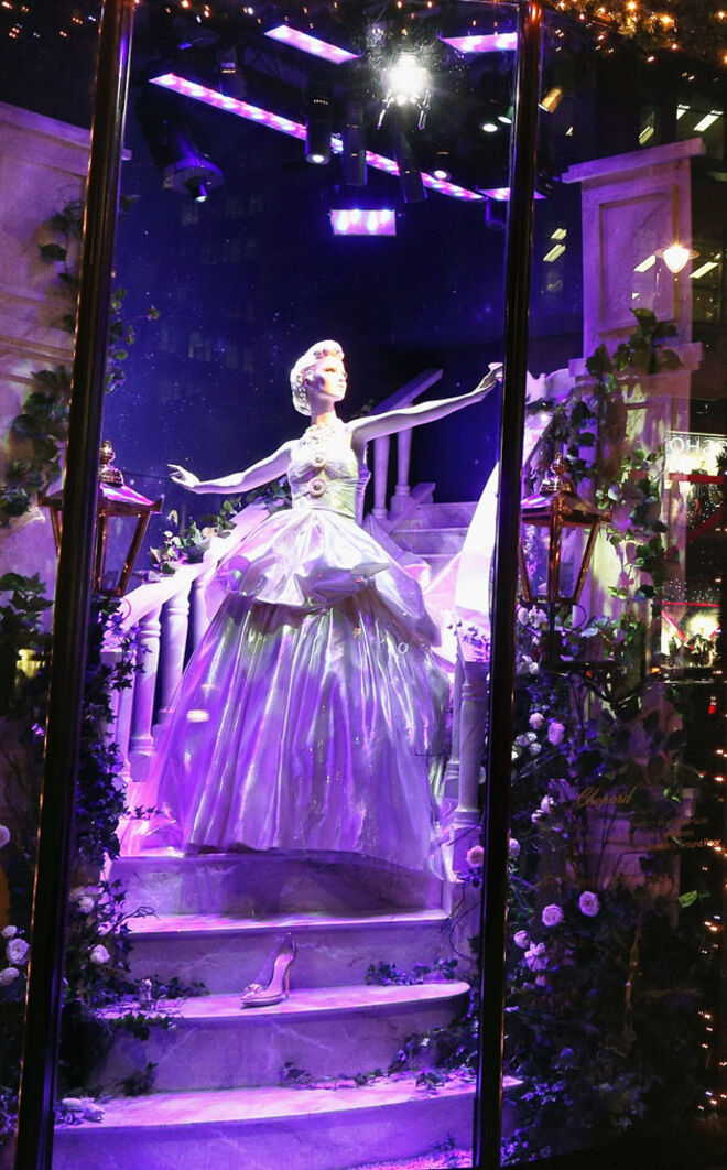 Cinderela com vestido Versace.