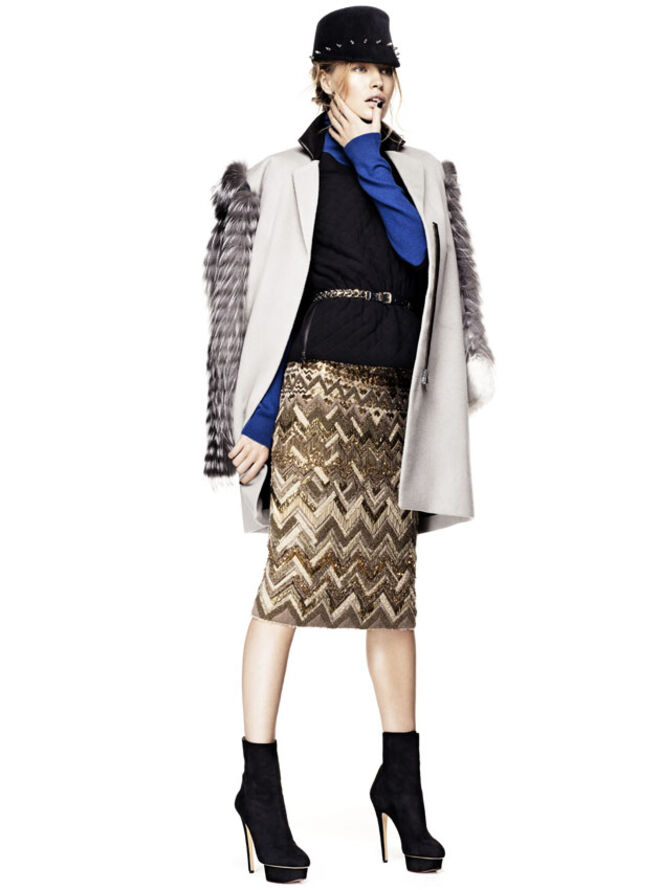 Casaco em lã, raposa argenté e pele. Tudo Roland Mouret. Top em crepe de seda, Bel Air. Camisola em caxemira, Éric Bompart. Saia em pele bordada a pérolas e cinto em metal, Mulberry. Chapéu Murmure by Spirit. Botas, Charlotte Olympia.