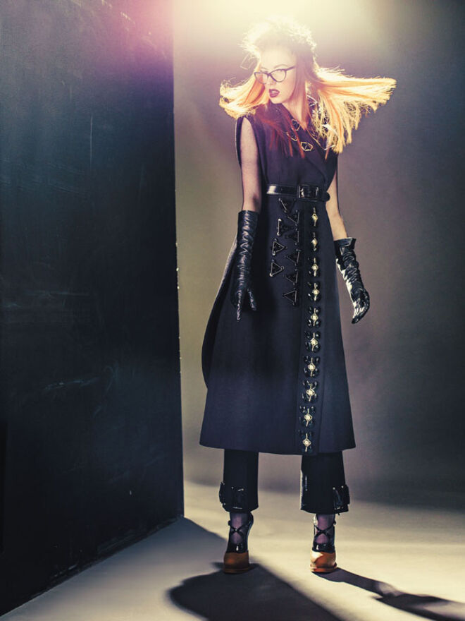 Cinto em pele envernizada, ?180, Miu Miu. Luvas em pele, ?35,90, Mango. Collants de rede, ?5,90, Calzedónia. Sapatos em pele envernizada e borracha, Prada (preço sob consulta). Óculos em acetato, Mykita (preço sob consulta). Toucado com penas, ?120, Luís Stoffel