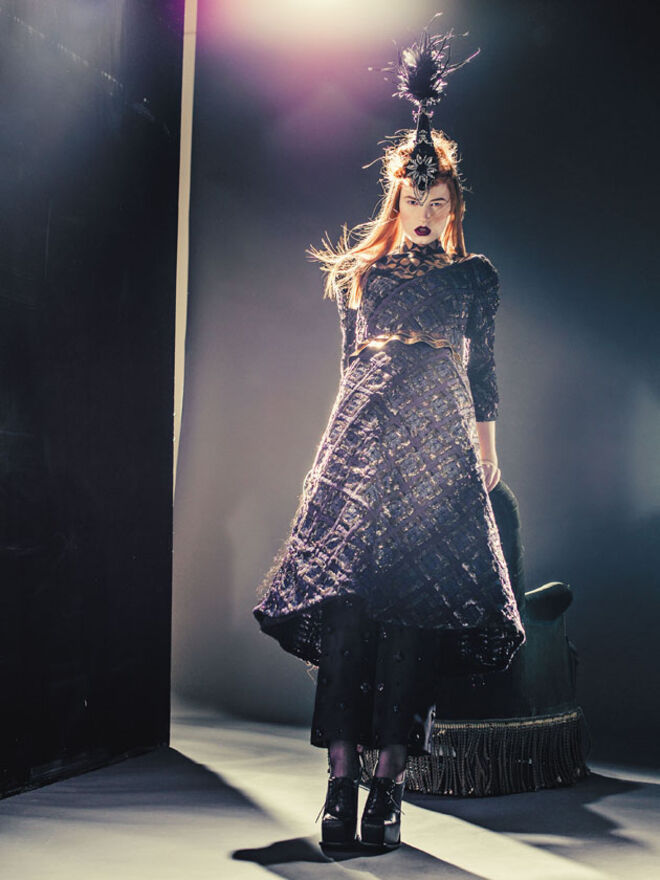 Gola em cetim de seda, ?490, Miu Miu. Cinto em metal, ?120, Alves/Gonçalves. Toucado com penas e strass, ?250, Luís Stoffel