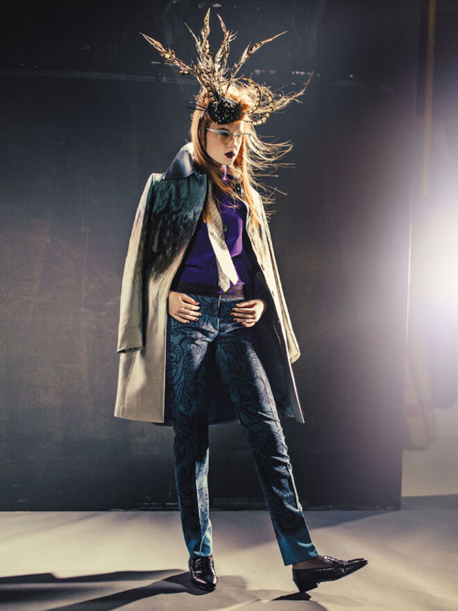 Casaco em seda estampada, Rochas. Sapatos em pele, Lanvin. Tudo na Stivali (preços sob consulta). Calças estampadas em lã fria, ?575, Emilio Pucci na Chiado nº 8. Toucado com penas, ?132, Luis Stoffel. Óculos em acetato, Mykita (preço sob consulta)