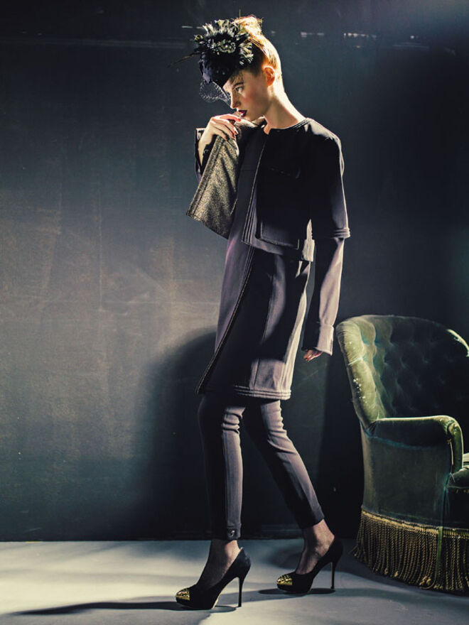 Sapatos em camurça e metal, Valentino na Stivali (preço sob consulta). Toucado com penas, ?150, Luis Stoffel